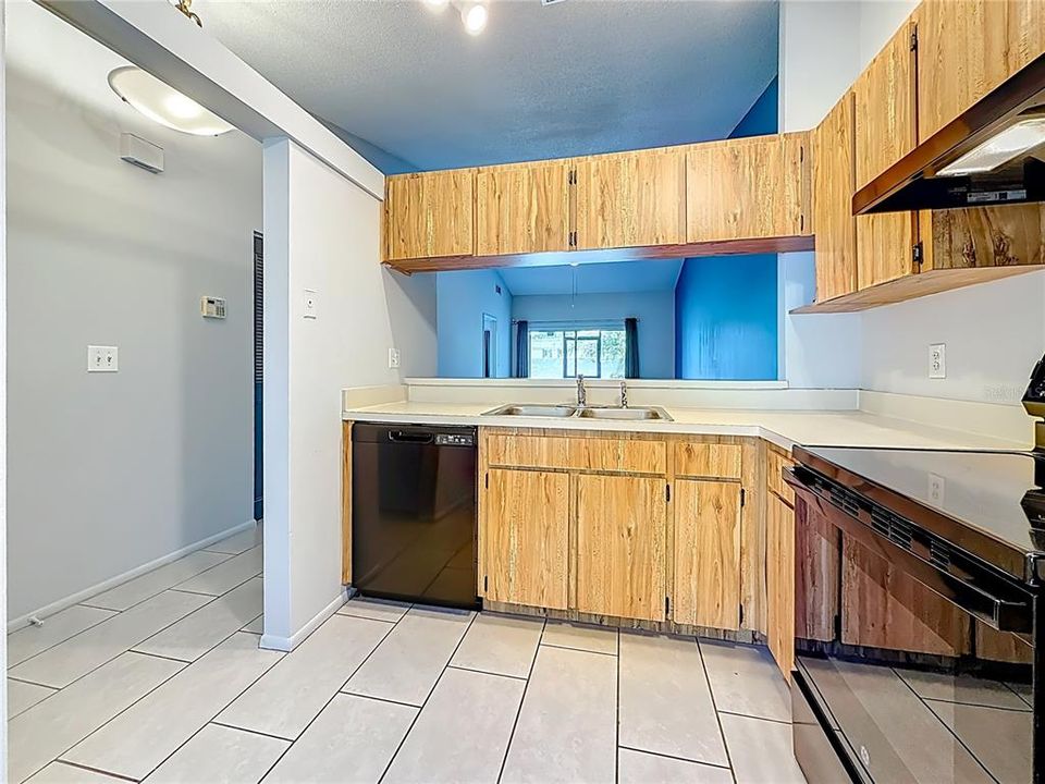 For Sale: $256,000 (2 beds, 2 baths, 1036 Square Feet)