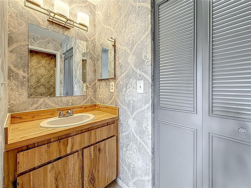 For Sale: $256,000 (2 beds, 2 baths, 1036 Square Feet)