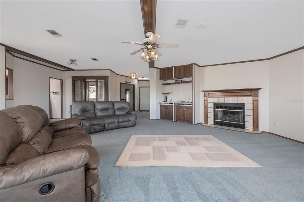 For Sale: $395,000 (2 beds, 2 baths, 1642 Square Feet)