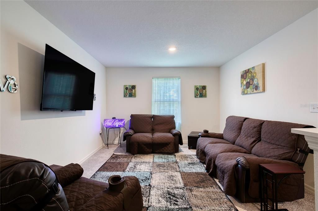 For Sale: $315,000 (4 beds, 3 baths, 1969 Square Feet)