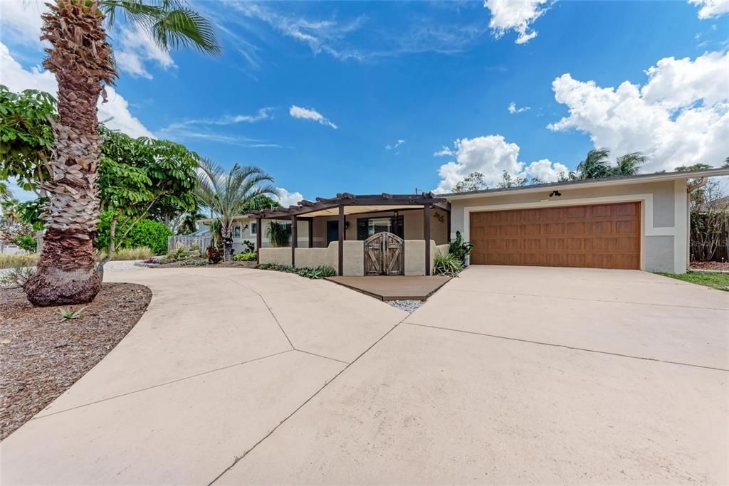 Active With Contract: $775,000 (3 beds, 3 baths, 2326 Square Feet)