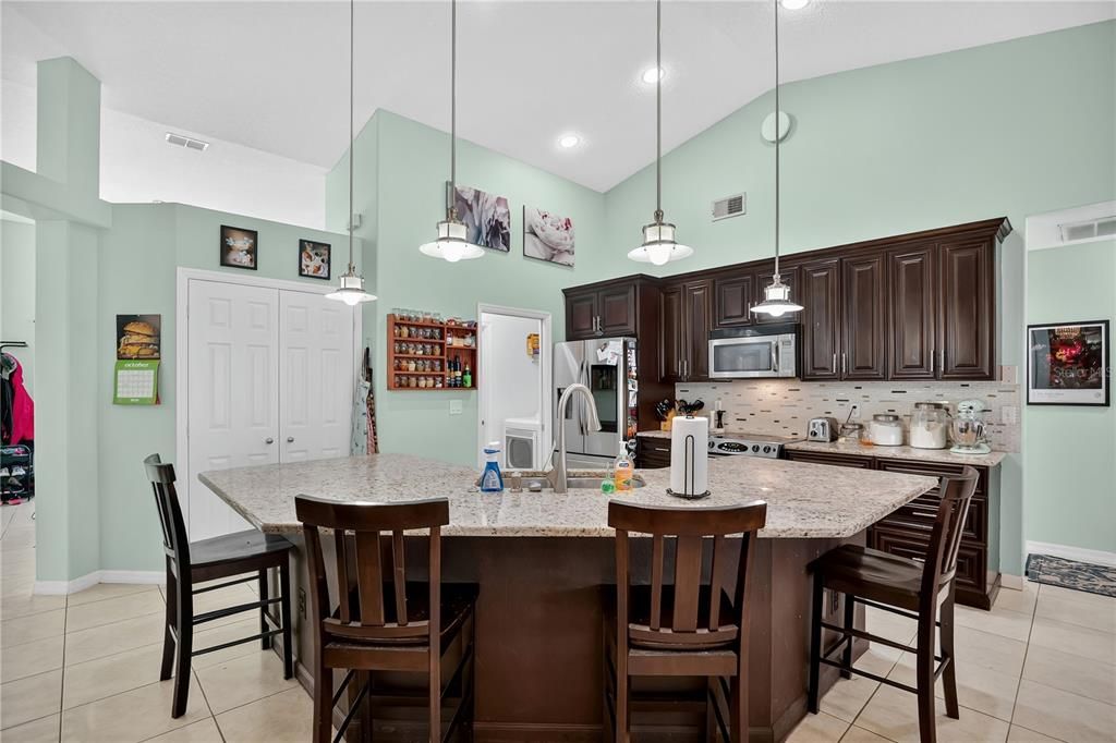 Activo con contrato: $479,900 (4 camas, 2 baños, 2059 Pies cuadrados)