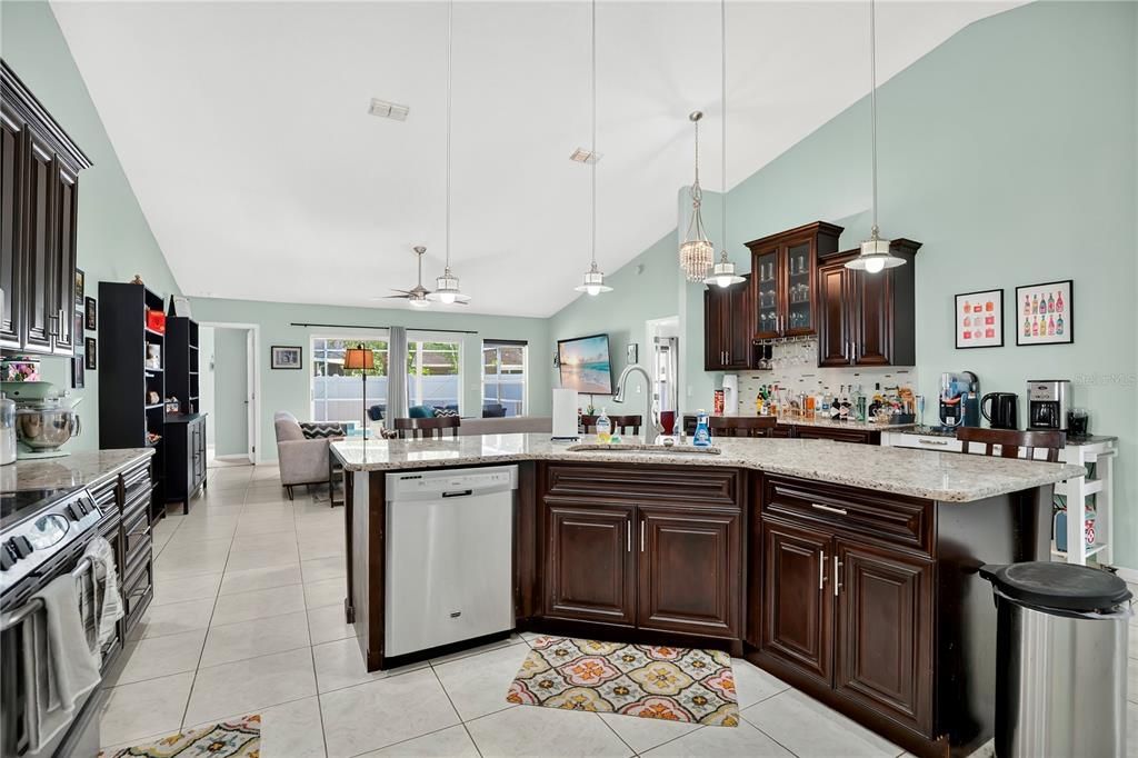 Activo con contrato: $479,900 (4 camas, 2 baños, 2059 Pies cuadrados)