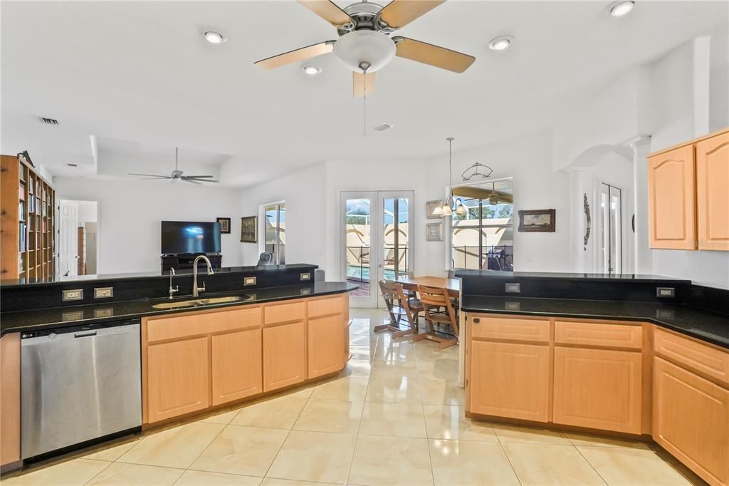 待售: $590,000 (5 贝兹, 3 浴室, 3563 平方英尺)