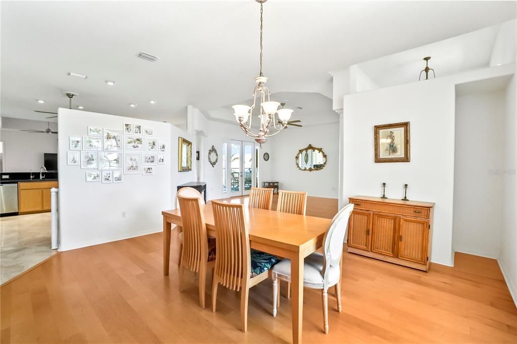 待售: $590,000 (5 贝兹, 3 浴室, 3563 平方英尺)