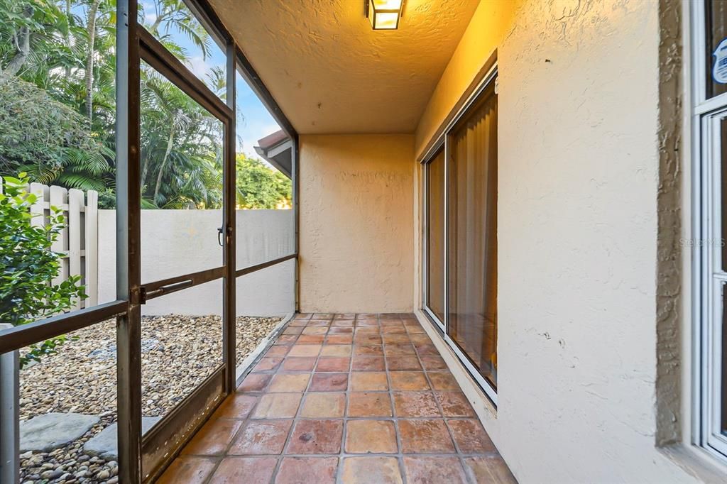 合同活跃: $259,900 (2 贝兹, 2 浴室, 1190 平方英尺)