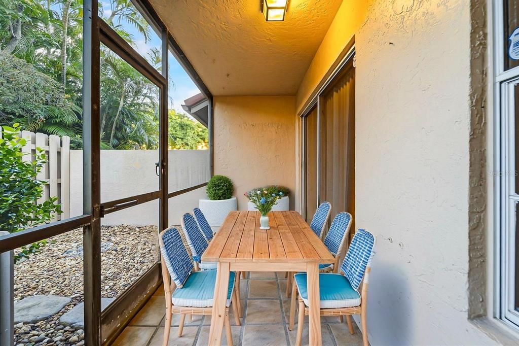 合同活跃: $259,900 (2 贝兹, 2 浴室, 1190 平方英尺)