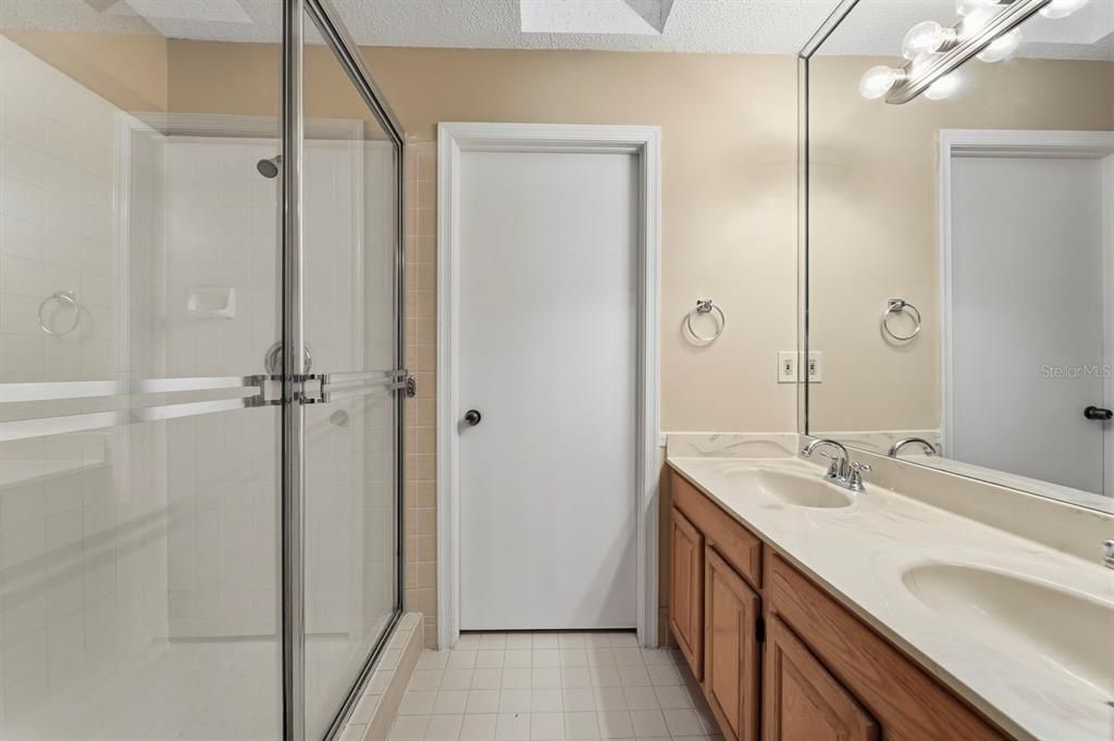 合同活跃: $259,900 (2 贝兹, 2 浴室, 1190 平方英尺)