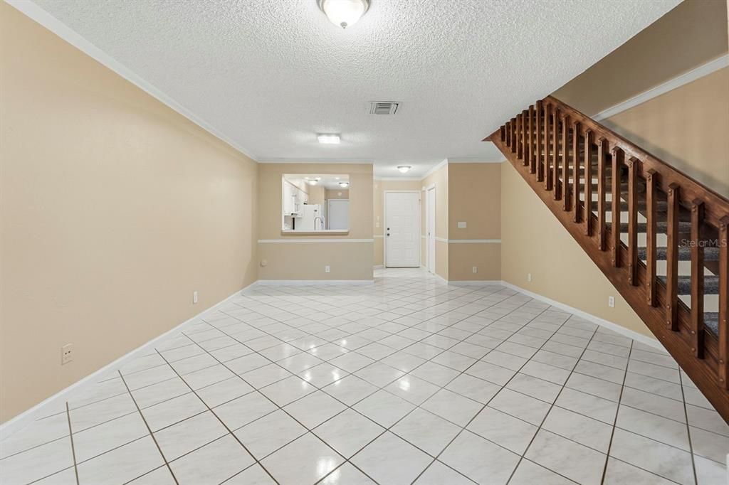 合同活跃: $259,900 (2 贝兹, 2 浴室, 1190 平方英尺)