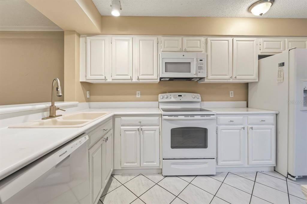 合同活跃: $259,900 (2 贝兹, 2 浴室, 1190 平方英尺)