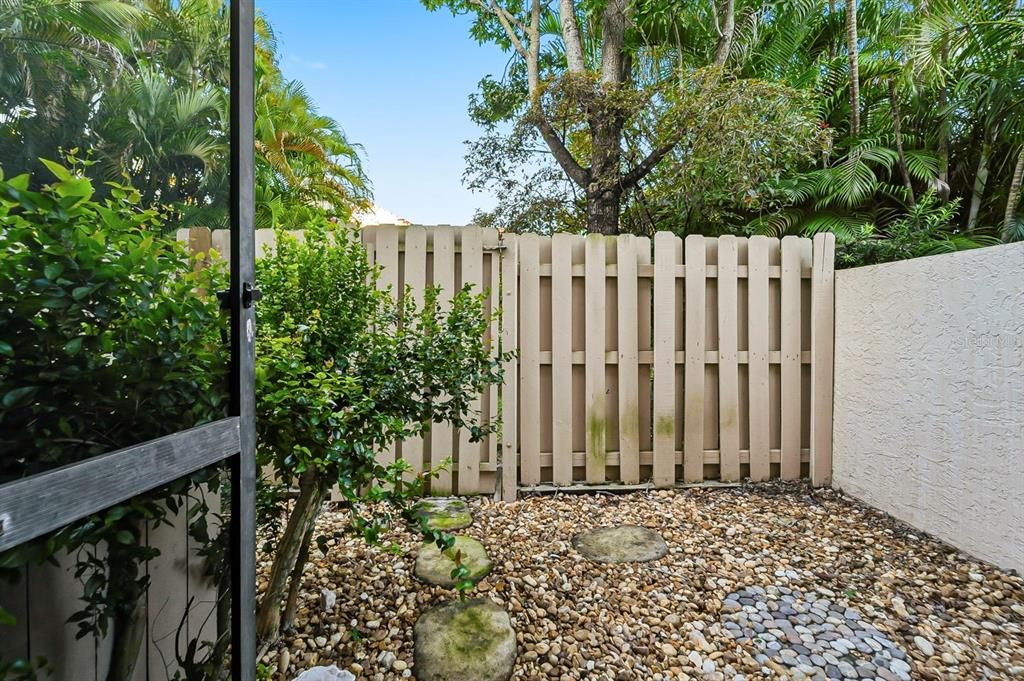 合同活跃: $259,900 (2 贝兹, 2 浴室, 1190 平方英尺)