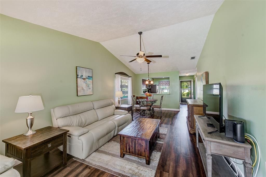 На продажу: $195,000 (2 спален, 2 ванн, 1160 Квадратных фут)