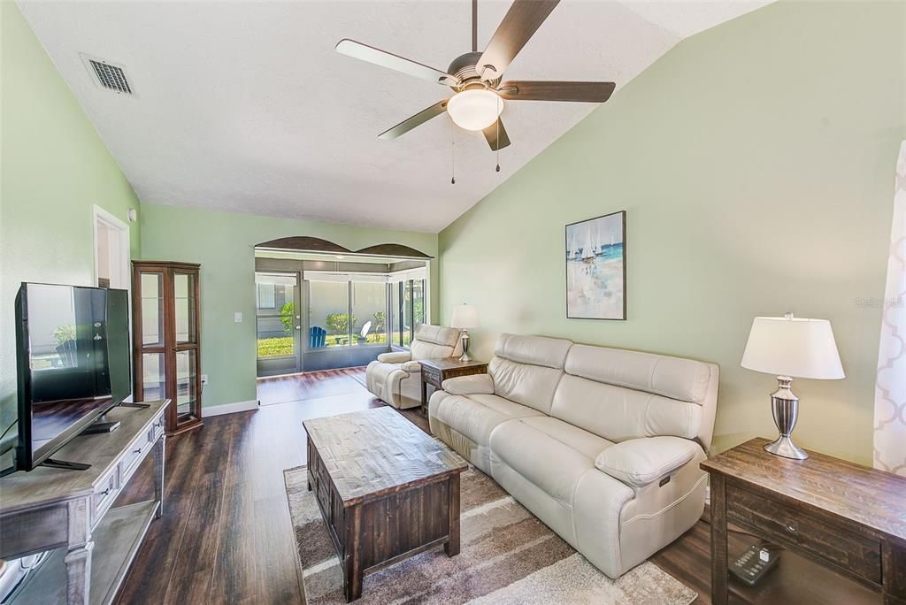 На продажу: $195,000 (2 спален, 2 ванн, 1160 Квадратных фут)