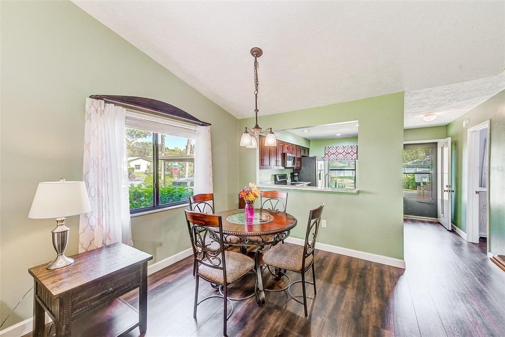 На продажу: $195,000 (2 спален, 2 ванн, 1160 Квадратных фут)