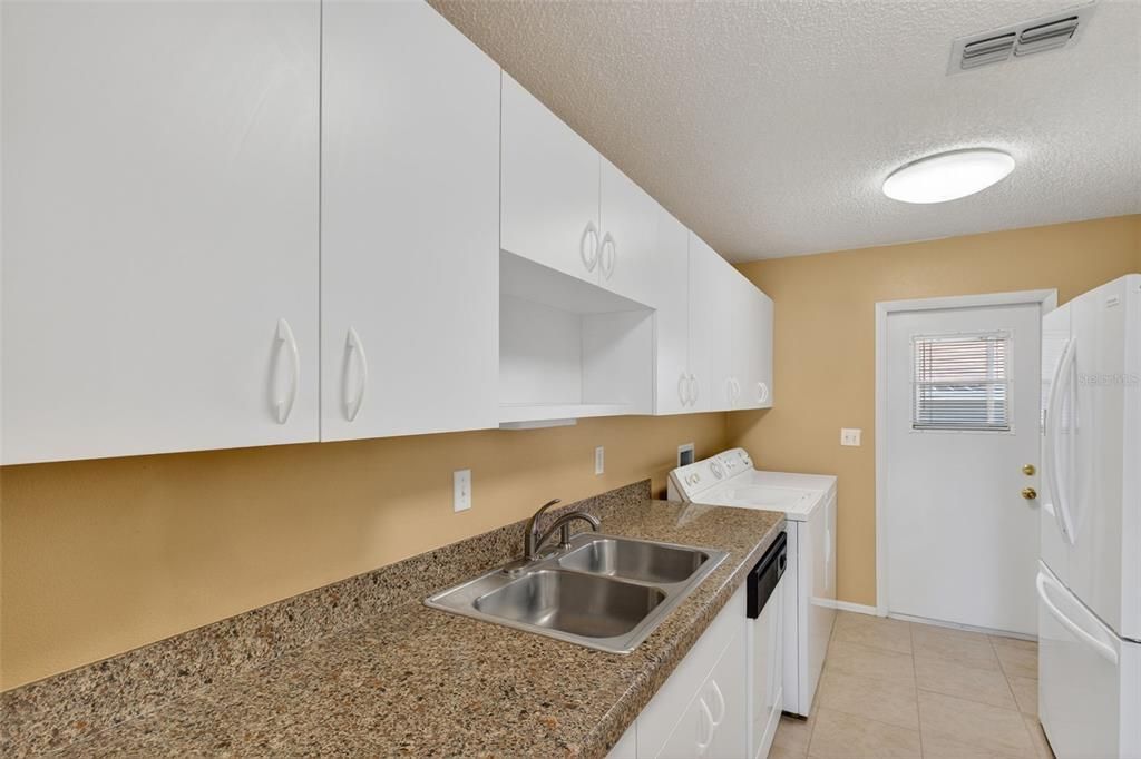 待售: $155,000 (2 贝兹, 2 浴室, 1350 平方英尺)