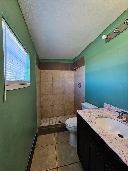 For Rent: $1,250 (3 beds, 2 baths, 950 Square Feet)