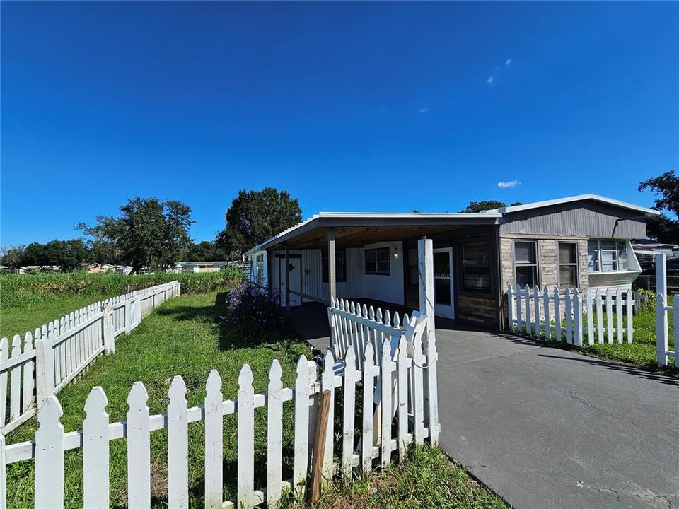 For Rent: $1,250 (3 beds, 2 baths, 950 Square Feet)