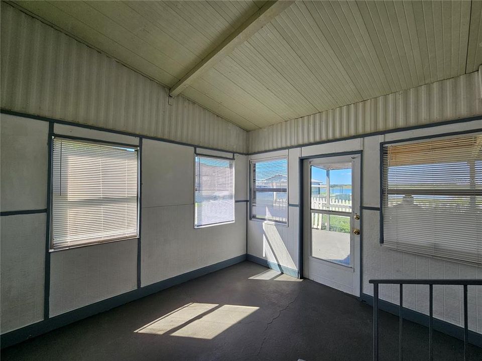 For Rent: $1,250 (3 beds, 2 baths, 950 Square Feet)