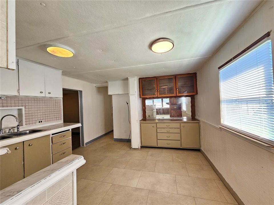 For Rent: $1,250 (3 beds, 2 baths, 950 Square Feet)