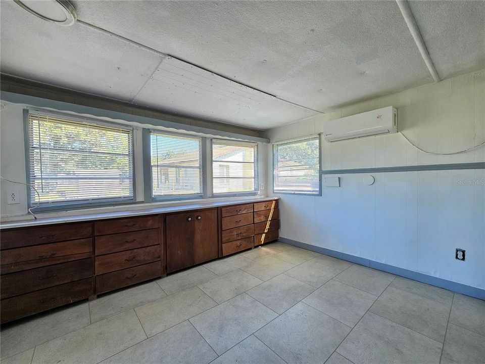 For Rent: $1,250 (3 beds, 2 baths, 950 Square Feet)