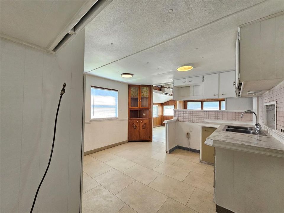 For Rent: $1,250 (3 beds, 2 baths, 950 Square Feet)