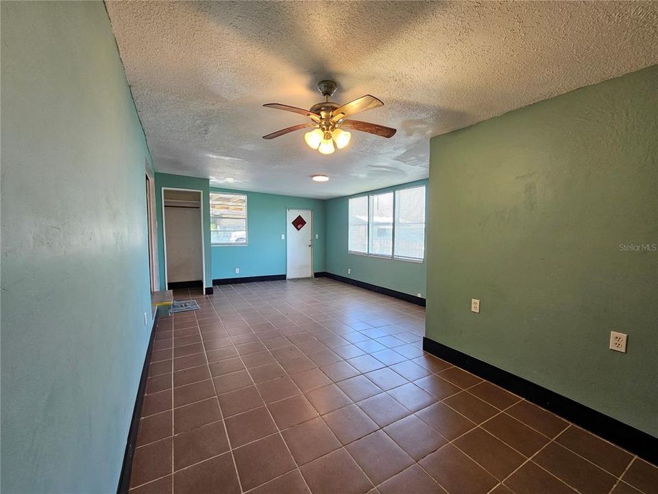 For Rent: $1,250 (3 beds, 2 baths, 950 Square Feet)