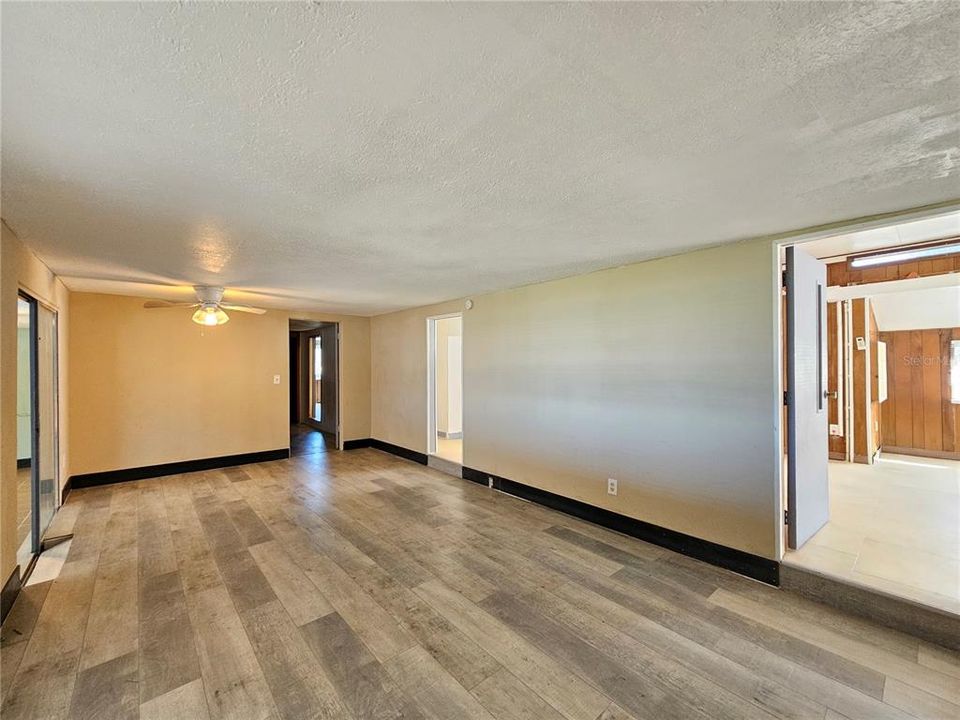 For Rent: $1,250 (3 beds, 2 baths, 950 Square Feet)