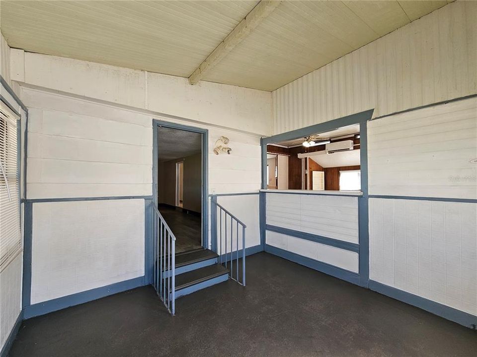 For Rent: $1,250 (3 beds, 2 baths, 950 Square Feet)