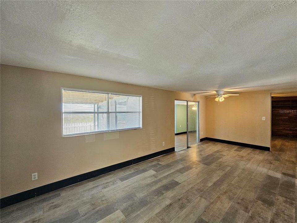 For Rent: $1,250 (3 beds, 2 baths, 950 Square Feet)