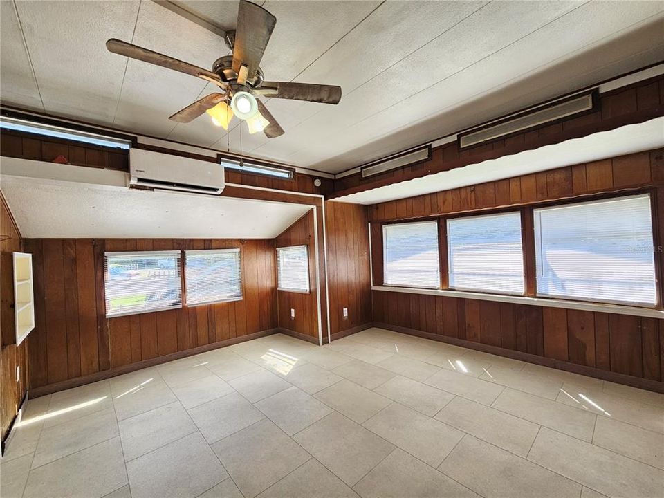 For Rent: $1,250 (3 beds, 2 baths, 950 Square Feet)