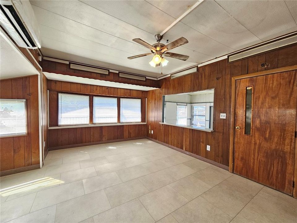 For Rent: $1,250 (3 beds, 2 baths, 950 Square Feet)