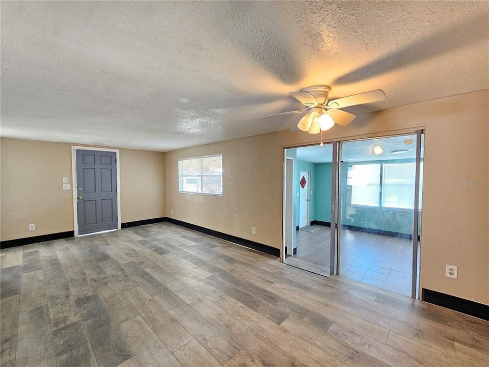 For Rent: $1,250 (3 beds, 2 baths, 950 Square Feet)