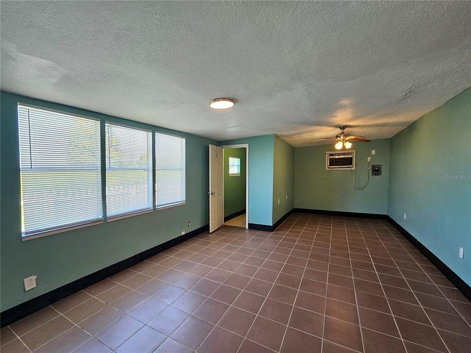 For Rent: $1,250 (3 beds, 2 baths, 950 Square Feet)