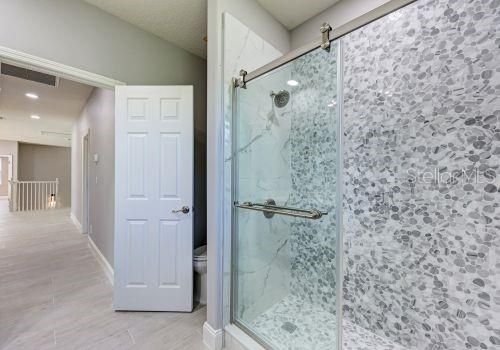 For Rent: $6,995 (5 beds, 3 baths, 5704 Square Feet)