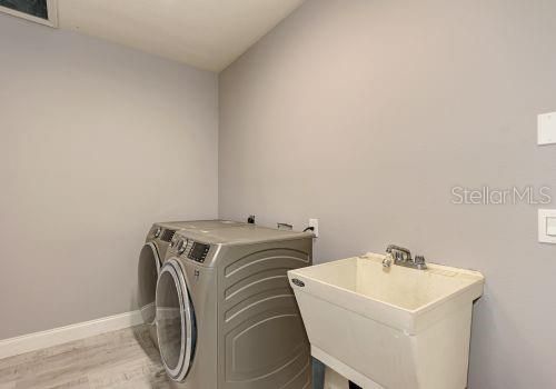 For Rent: $6,995 (5 beds, 3 baths, 5704 Square Feet)