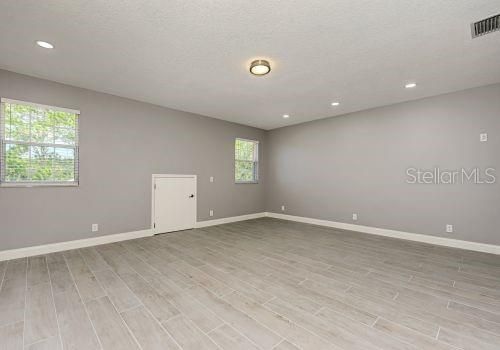 For Rent: $6,995 (5 beds, 3 baths, 5704 Square Feet)