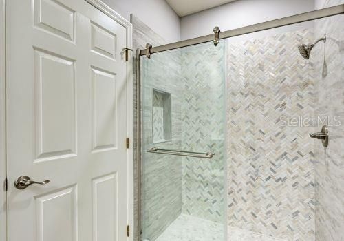 For Rent: $6,995 (5 beds, 3 baths, 5704 Square Feet)