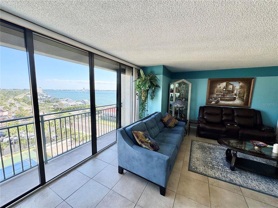 For Sale: $665,000 (2 beds, 2 baths, 1364 Square Feet)