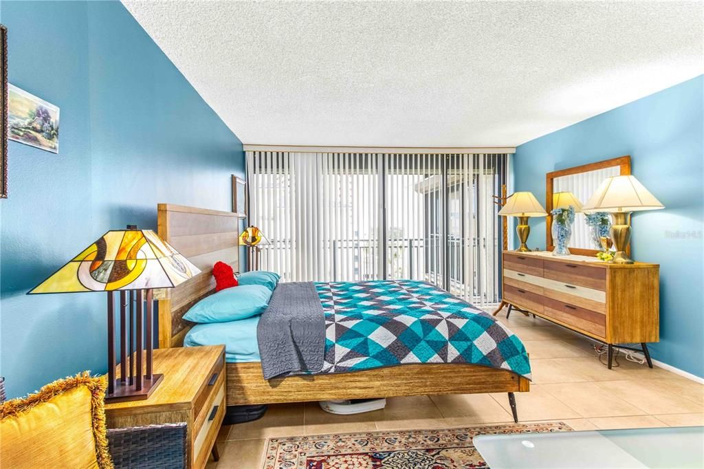 For Sale: $665,000 (2 beds, 2 baths, 1364 Square Feet)