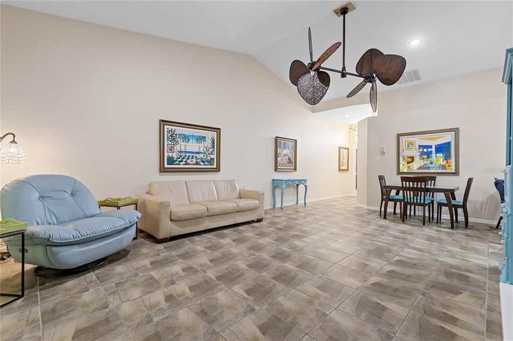 For Sale: $253,000 (2 beds, 2 baths, 1042 Square Feet)