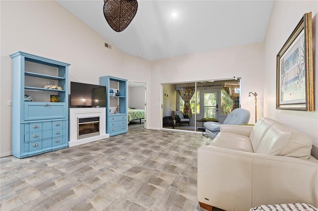 For Sale: $253,000 (2 beds, 2 baths, 1042 Square Feet)