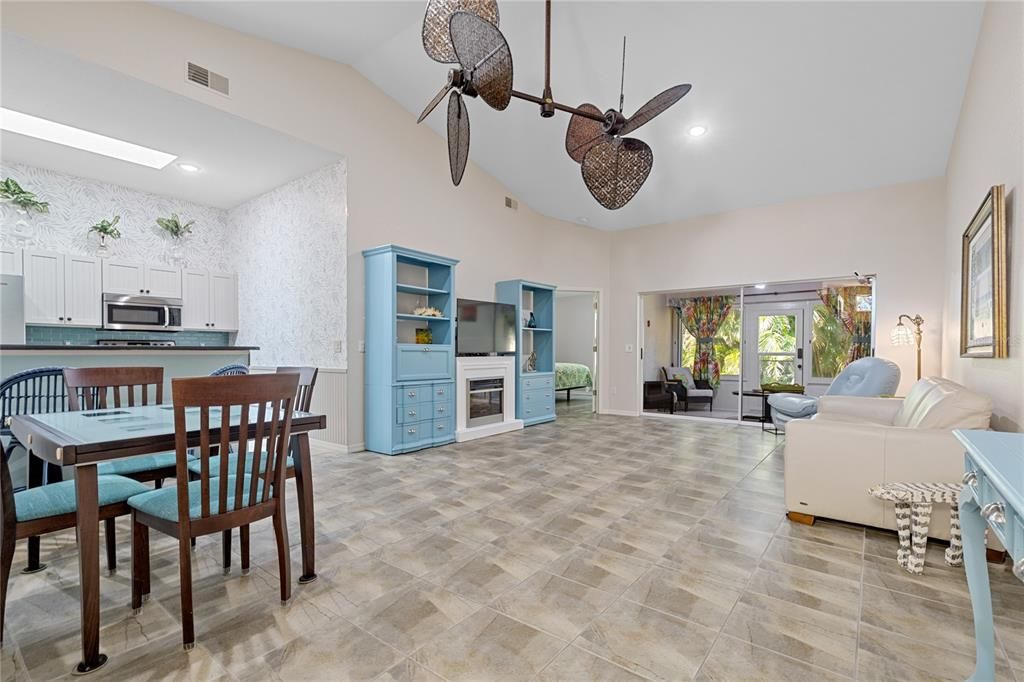 For Sale: $253,000 (2 beds, 2 baths, 1042 Square Feet)