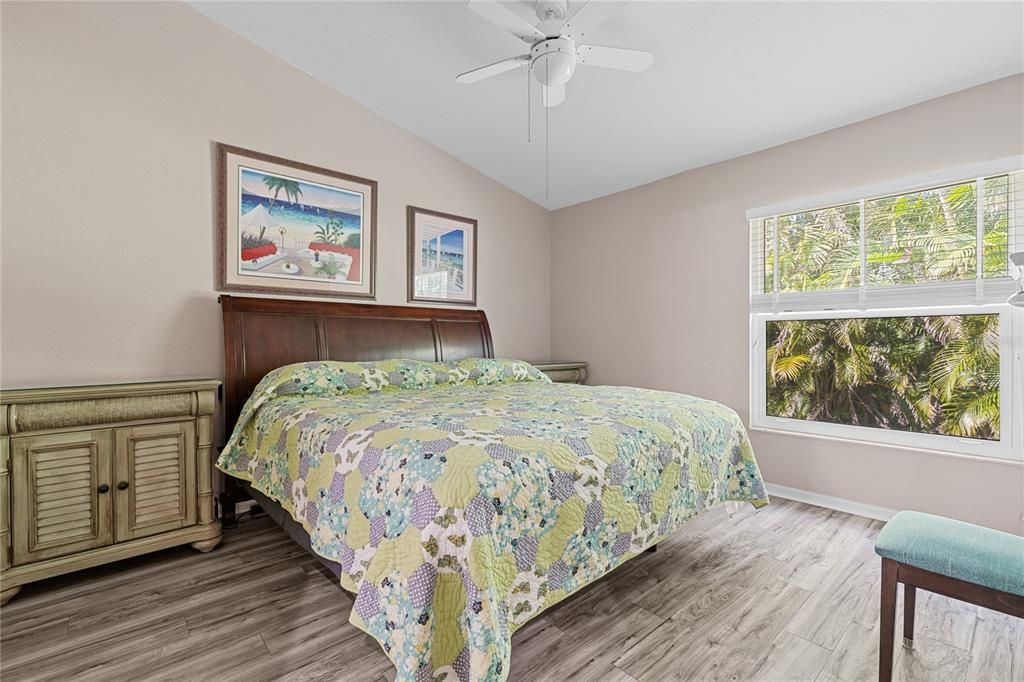 For Sale: $253,000 (2 beds, 2 baths, 1042 Square Feet)