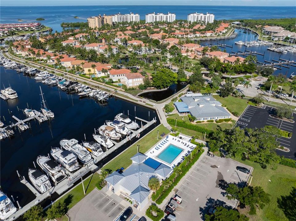 For Sale: $253,000 (2 beds, 2 baths, 1042 Square Feet)