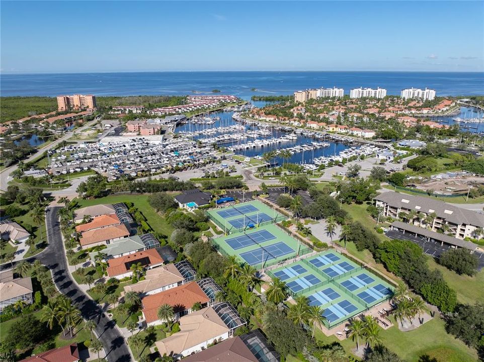 For Sale: $253,000 (2 beds, 2 baths, 1042 Square Feet)