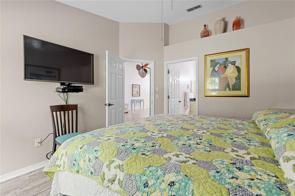 For Sale: $253,000 (2 beds, 2 baths, 1042 Square Feet)