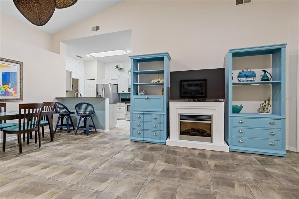 For Sale: $253,000 (2 beds, 2 baths, 1042 Square Feet)