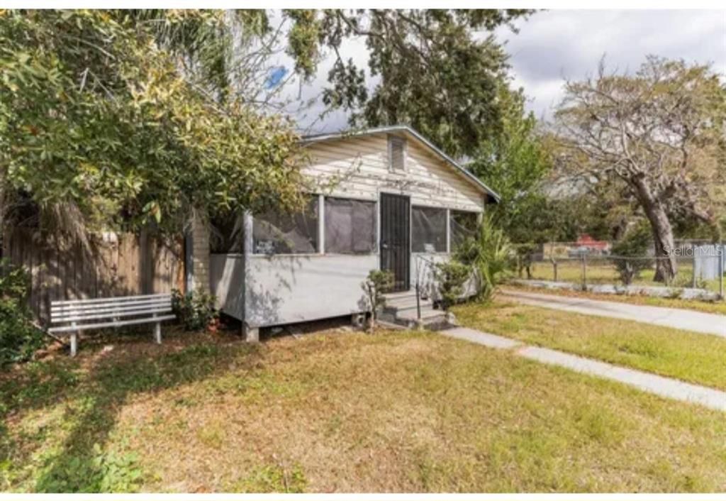 Active With Contract: $80,000 (2 beds, 1 baths, 830 Square Feet)