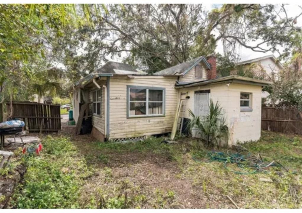 Active With Contract: $80,000 (2 beds, 1 baths, 830 Square Feet)