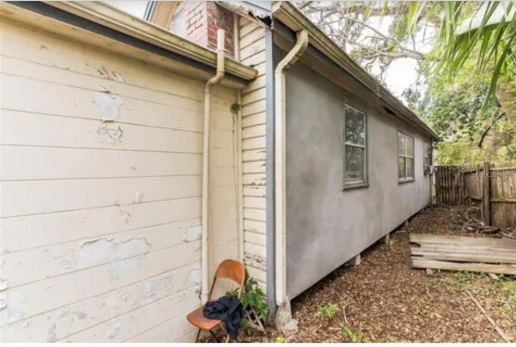 Active With Contract: $80,000 (2 beds, 1 baths, 830 Square Feet)